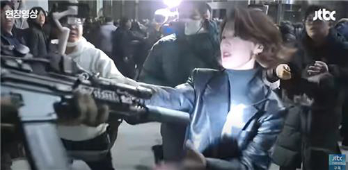 계엄군 총 잡은 안귀령 대변인.<JTBC 유튜브 영상 캡처, 연합뉴스>